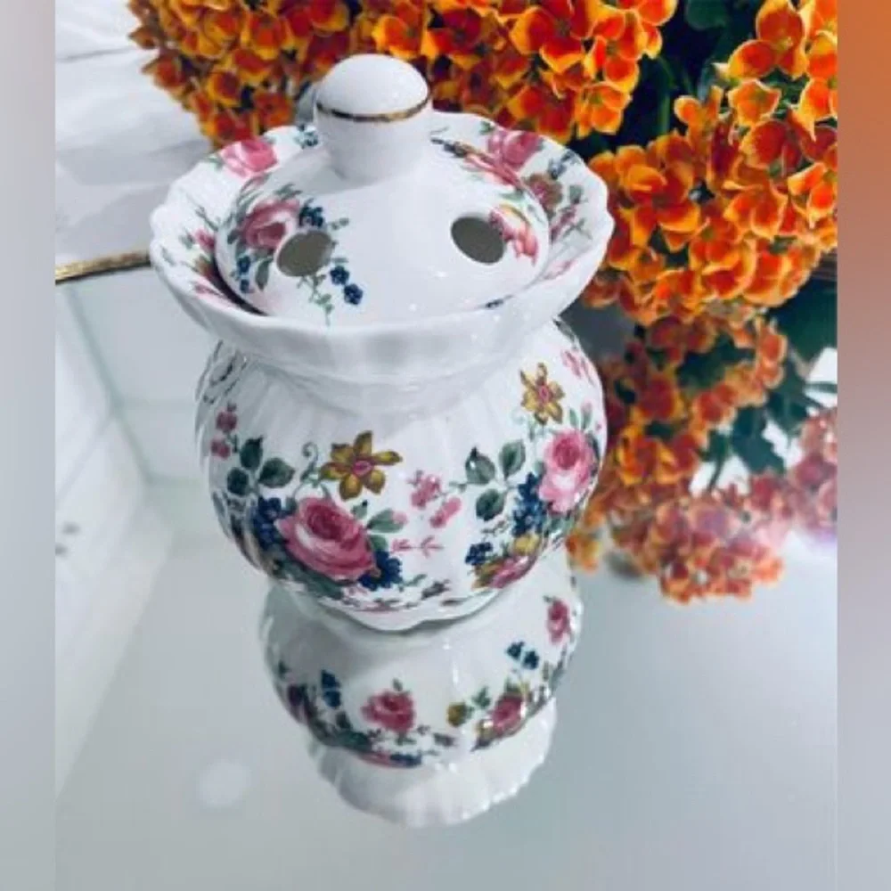 Rare Vintage~ DALIN~Fine Bone China/Porcelain Scallop Trinket Box/ Dish